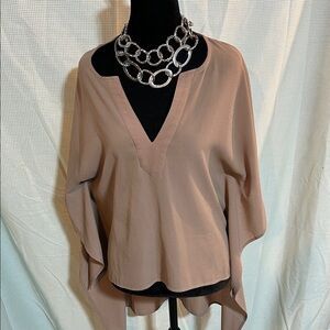Elegant Tan Women's lightweight high low top
In excellent preloved condition